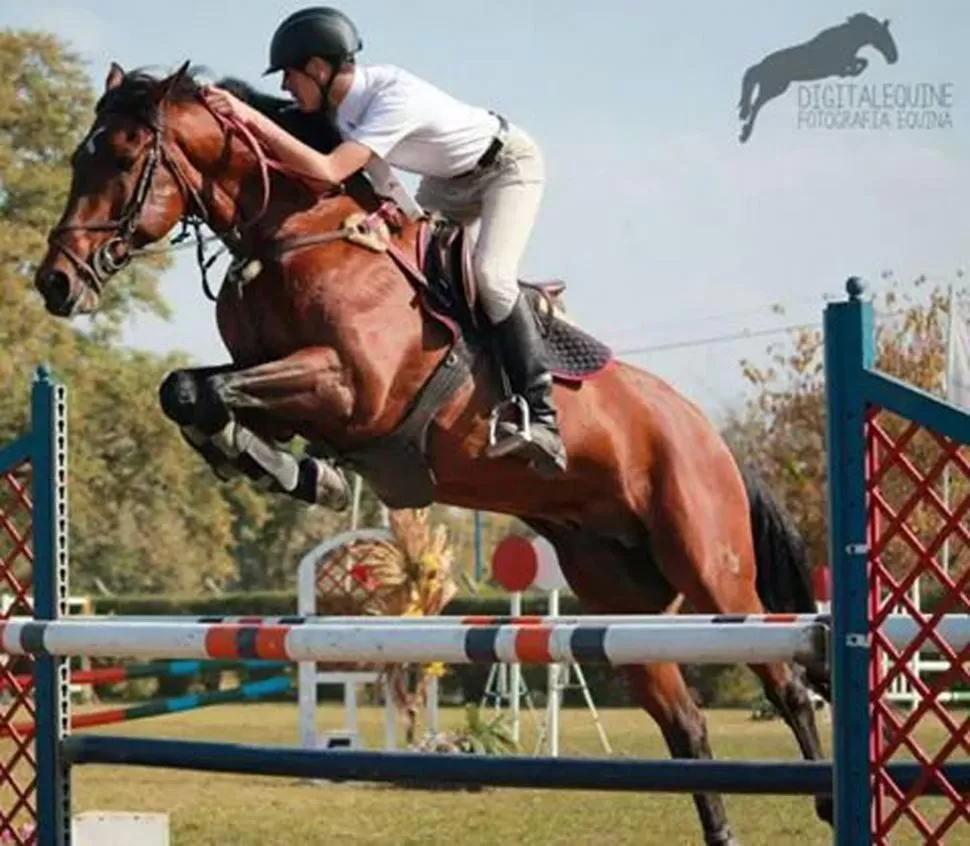 NOTABLE SALTO. El jinete Santiago Iramain se lució sobre la montura de su caballo “LF HJ Dollar” en el Derby de 1,20 metro. LA GACETA