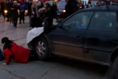 Conductor se cansa de esperar y pasa por encima de manifestantes
