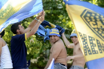 Los hinchas de Boca despidieron al plantel con un banderazo