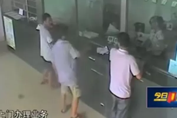 Entró a robar un banco con un hacha, pero todos lo ignoraron