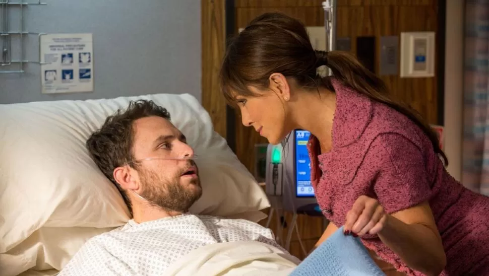 ACOSADO A TODA HORA. Así vive Charlie Day. La ninfómana que interpreta Jennifer Aniston no le da tregua.