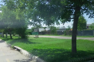 Con dinero de sus bolsillos, vecinos iluminaron la pista de salud