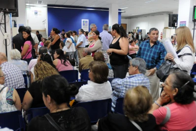 Cientos de tucumanos hacen cola en la Anses para obtener un turno