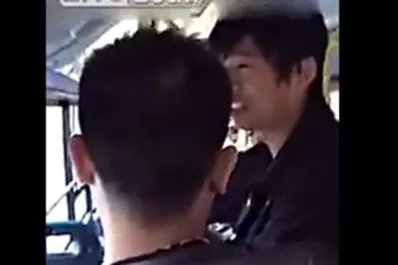 Le da una paliza a un hombre que come y escupe semillas en el colectivo