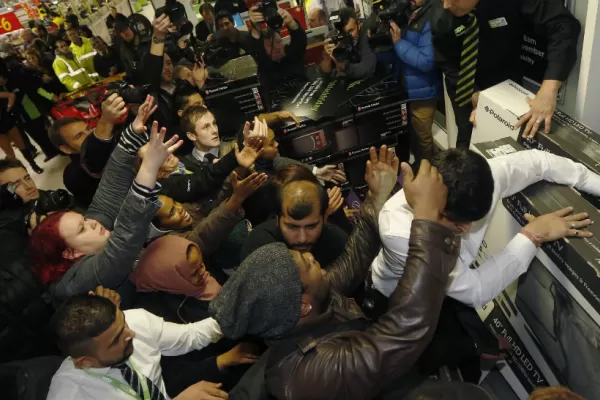 Locura de compras por el Black Friday en Estados Unidos