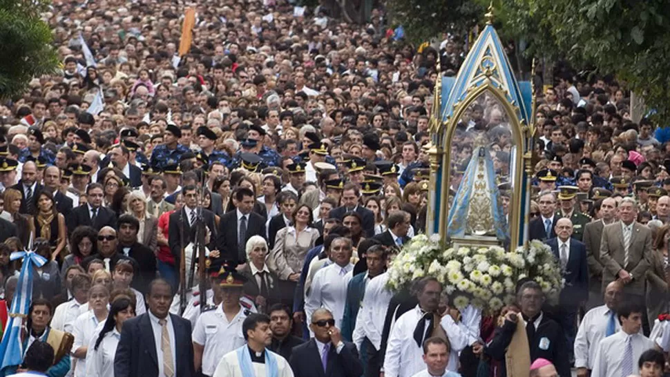 MULTITUDINARIA. La procesión de la Virgen del Valle reúne a miles de personas cada año. FOTO ARCHIVO