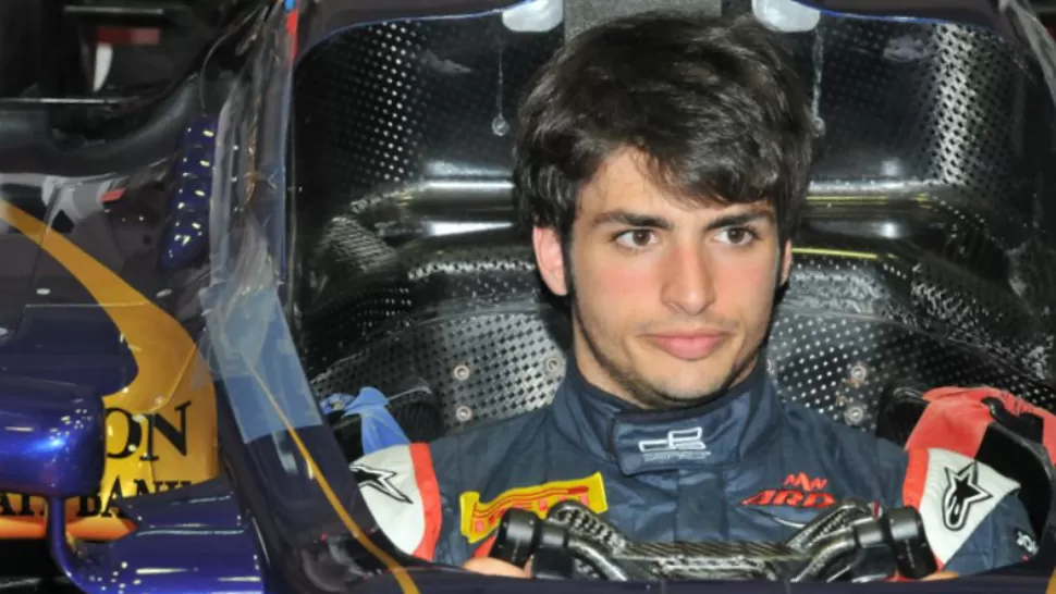 A LA PISTA. El joven piloto español Carlos Sainz (junior) debutará en la próxima temporada en la Fórmula 1, integrando el equipo Toro Rosso junto con el holandés Jos Verstappen.