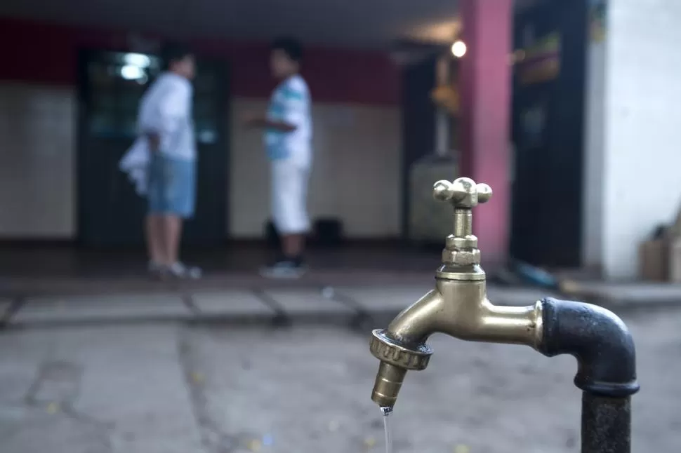 UN HILITO. Las autoridades reconocen que en la última década se ha complicado el abastecimiento de agua en la mayoría de las escuelas tucumanas. la gaceta / foto de Diego Aráoz