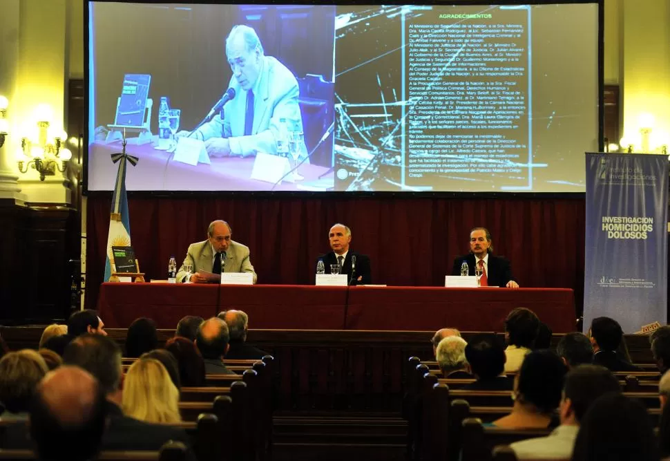 PRESENTACIÓN. Zaffaroni, Lorenzetti y Maqueda (de izquierda a der.) divulgan el informe sobre homicidios dolosos. telam 