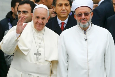 El Papa rezó en la Mezquita Azul en su visita a Estambul