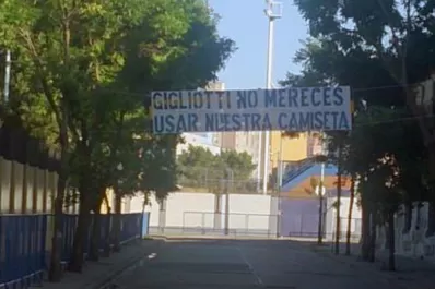 Hinchas de Boca repudian a Gigliotti con un pasacalle tras la eliminación ante River