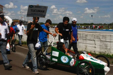 Los chicos tucumanos dan pelea con sus autos eléctricos