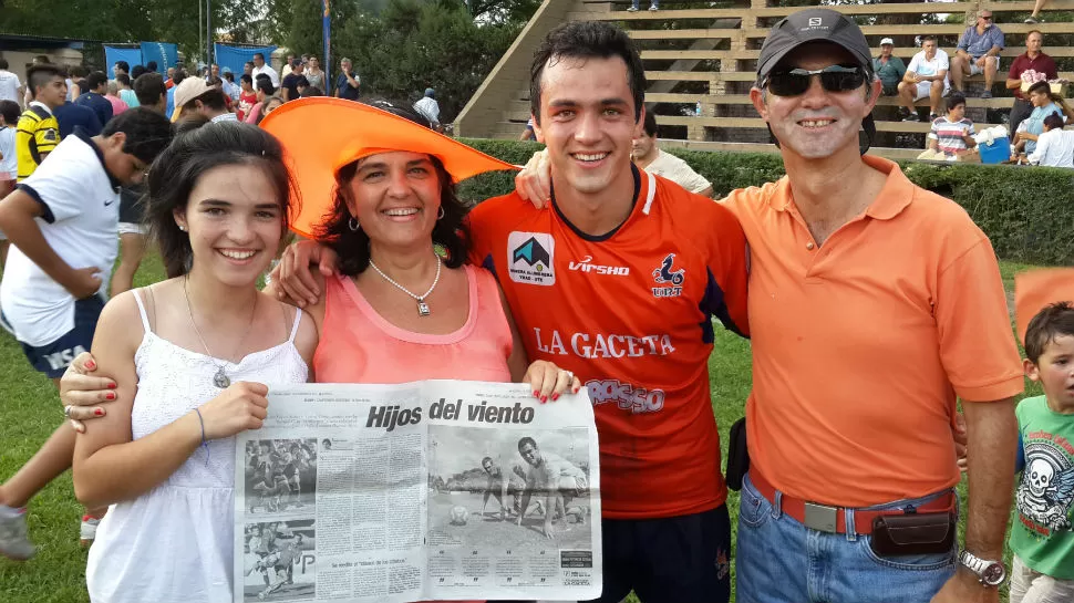 EN FAMILIA. Chino posa con su familia y muestra la nota anuncio de LG Deportiva, donde él es protagonista. (FOTO / FEDERICO ESPÓSITO)