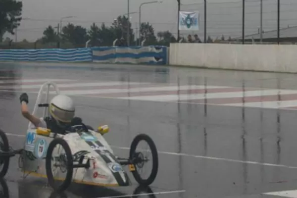 Bajo la lluvia, los chicos aceleraron a fondo