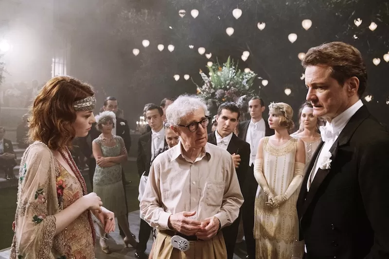 ¡CORTEN! Woody Allen dialoga con Emma Stone y con Colin Firth en el set de Magia a la luz de la luna, durante una pausa en el rodaje del drama romántico. 