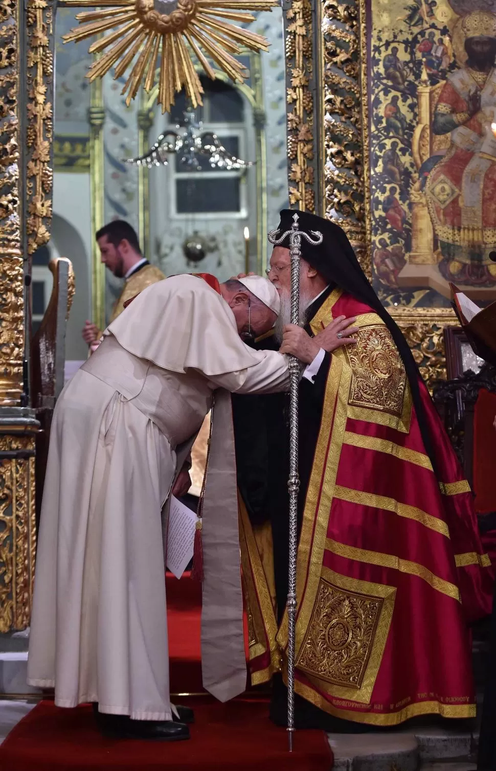 EN LA IGLESIA SAN JORGE. El patriarca Bartolomé saluda al papa Francisco, tras un oficio religioso. reuters