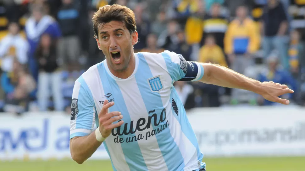 SIMBOLO. El Principe Milito anotó dos goles para que la Academia delire en Rosario. TELAM