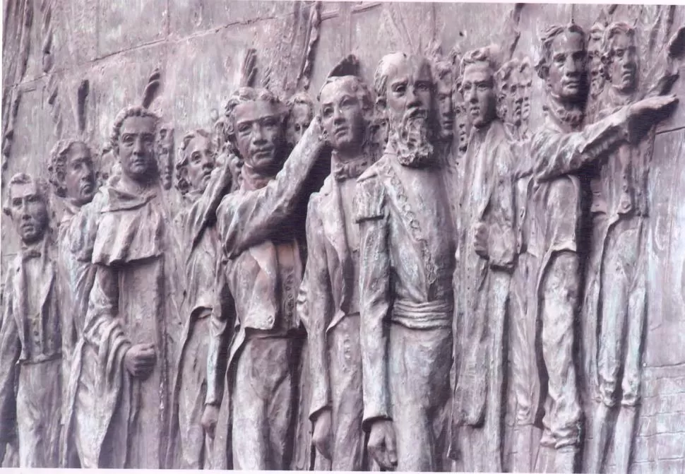 EN LA CASA HISTÓRICA. El general Julio Argentino Roca, con su uniforme, fue incluido por la escultora Lola Mora entre los congresales de la Independencia la gaceta / archivo