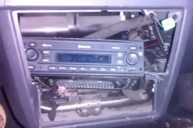 Le destrozaron el tablero del auto para robarle el estéreo