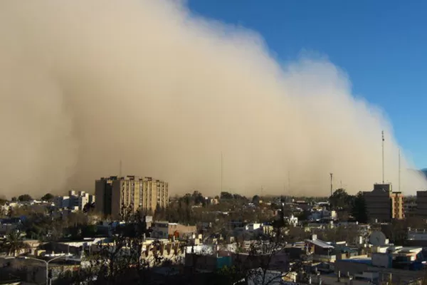 Cayeron postes y volaron techos en La Rioja, por el viento Zonda