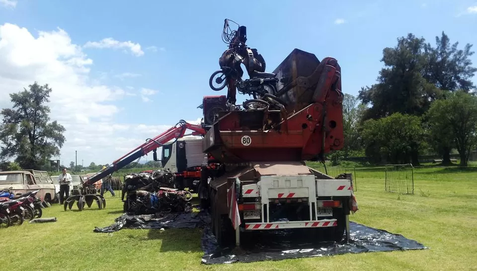 CONVERTIDAS EN CHATARRA. Una máquina levanta las motos y las destruye.  la gaceta / foto de gabriela baigorrí