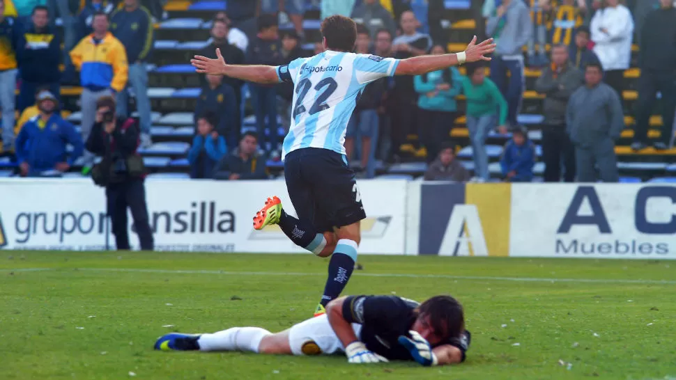 UN MOMENTO MÁGICO. Diego Milito comienza a celebrar uno de los goles que marcó. Mauricio Caranta, en el suelo, se lamenta por el tanto que le acaban de convertir. (DYN)