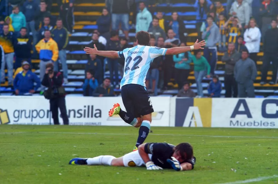 FESTEJÓ POR DUPLICADO. Diego Milito empieza su frenética carrera para celebrar su segundo gol, el tercero del visitante. dyn