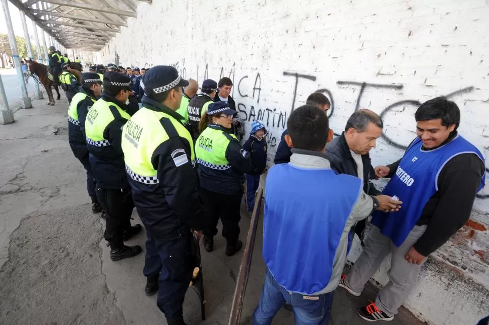 OPERATIVO. La Policía debe definir cuántos efectivos se encargarán de controlar el partido del domingo ante Santamarina.  LA GACETA / FOTO DE DIEGO ARÁOZ (ARCHIVO) 