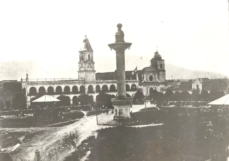 DÉCADA DE 1870. La hoy plaza Independencia con la columna erigida en 1863 al centro. Se divisan el Cabildo (hoy Casa de Gobierno), y San Francisco con su aspecto primitivo. la gaceta / archivo