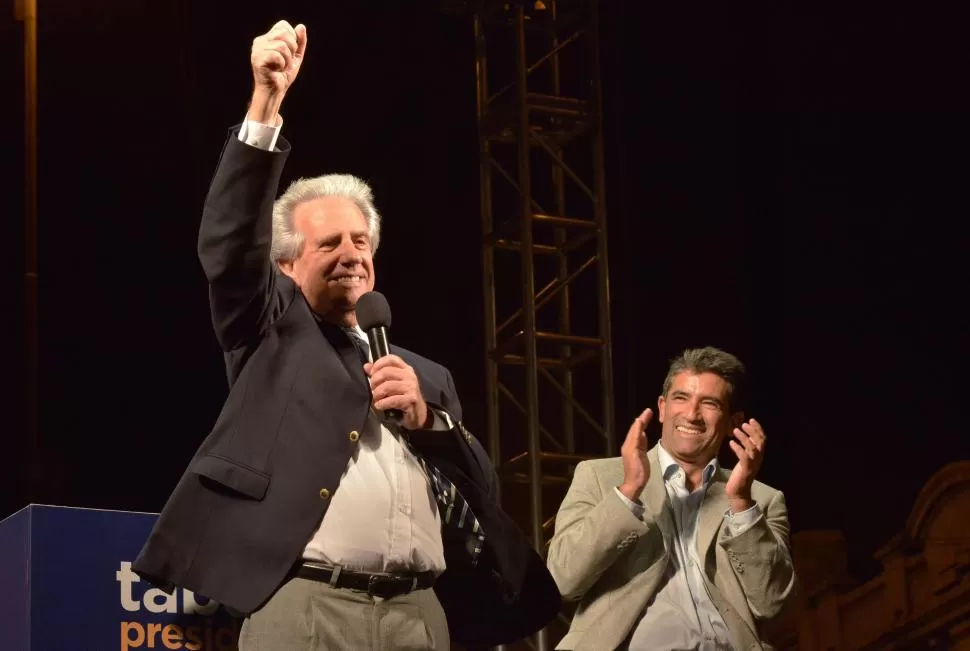 LA EUFORIA. Tabaré Vázquez saluda a sus simpatizantes; el vicepresidente electo, Raúl Sendic, lo aplaude. reuters 