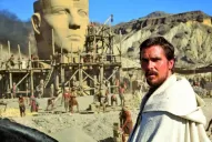 Moisés vuelve subido a un tanque de Hollywood