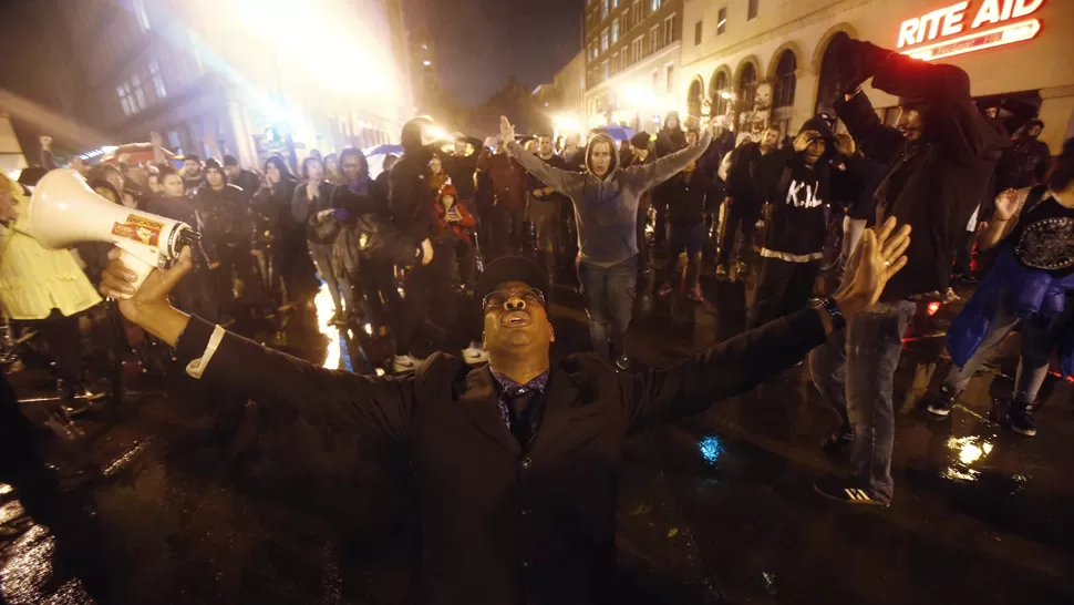 ¡MANOS ARRIBA! Cientos de manifestantes marcharon por la Sexta Avenida gritando lo último que escuchó Garner antes de morir asfixiado. FOTOS DE REUTERS 