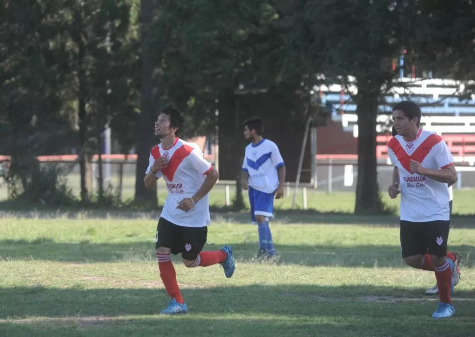 ABRIÓ EL CAMINO. González festeja el gol que convirtió para La Providencia. LA GACETA / FOTO DE ANTONIO FERRONI