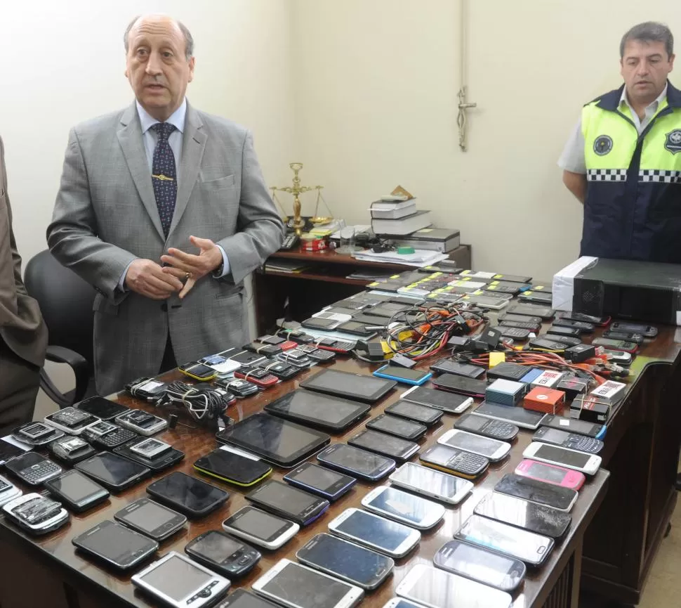 EXHIBICIÓN. El fiscal Navarro Dávila mostró en su despacho los celulares secuestrados en los allanamientos. LA GACETA / FOTO DE ANTONIO FERRONI