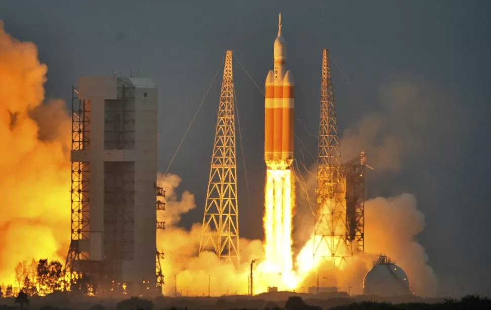 EL MÁS PODEROSO. La cápsula Orion, que en un futuro podría llevar astronautas a Marte, despegó a bordo del cohete Delta 4 Heavy, actualmente el mayor propulsor de la flota de Estados Unidos, desde Florida. reuters