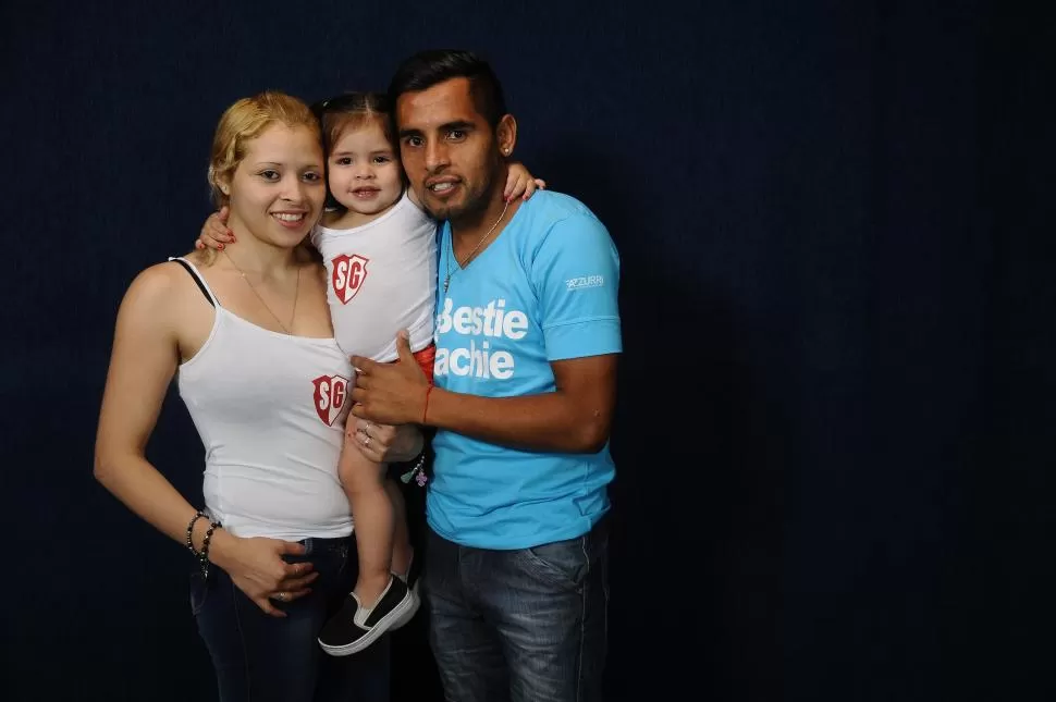 SUS AMORES. Sebastián Luna posa junto a su esposa Cecilia y su hijita Juliana. Son sus hinchas N° 1. LA GACETA / FOTO DE OSVALDO RIPOLL