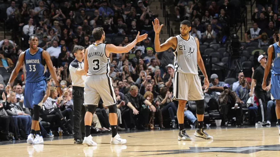 EL EQUIPO AL HOMBRO. Duncan y Belinelli se las arreglaron para mantener a Spurs al frente del marcador. FOTO TOMADA DE NBA.COM/SPURS