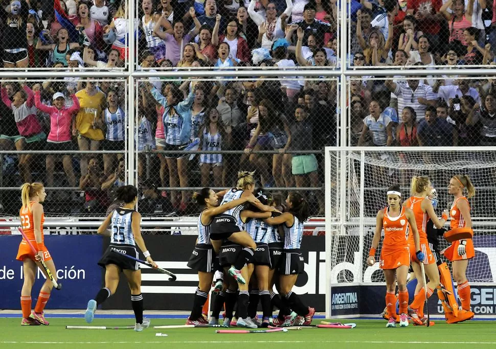 ¡CÓMO PARA NO FESTEJAR ASÍ! Carla Rebecchi capturó un rebote de la arquera y a 42 segundos del final del partido convirtió el gol de la victoria “albiceleste”. dyn