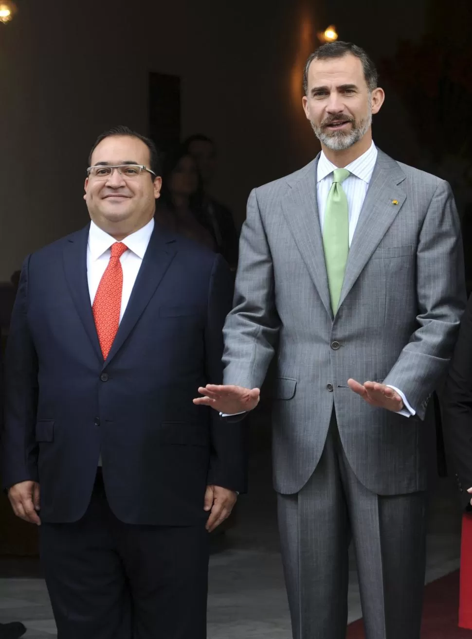 BIENVENIDA. Duarte, gobernador de Veracruz, recibe ayer al Rey Felipe. reuters