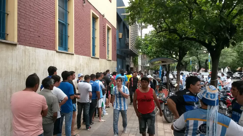 EN LA LIGA. Los simpatizantes de Atlético pugnan por comprar entradas de manera ordenada y sin ningún tipo de incidentes. 