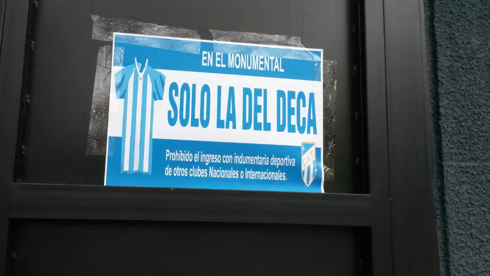 LLAMATIVO. El afiche que invita a los simpatizantes a utilizar únicamente la camiseta de Atlético.