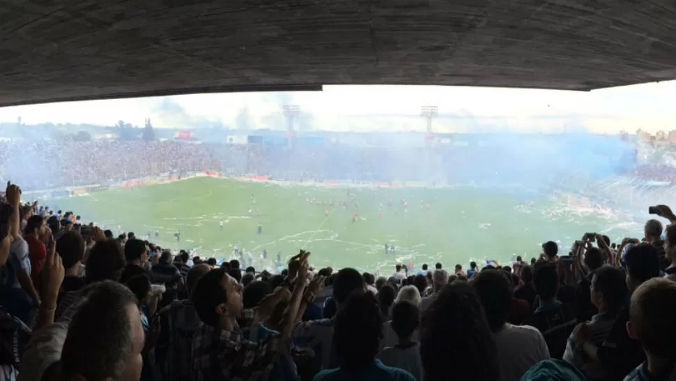 DESDE LA PLATEA ALTA. La panorámica del momento en que Atlético sale a la cancha. (FOTO DE NICOLÁS IRIARTE)
