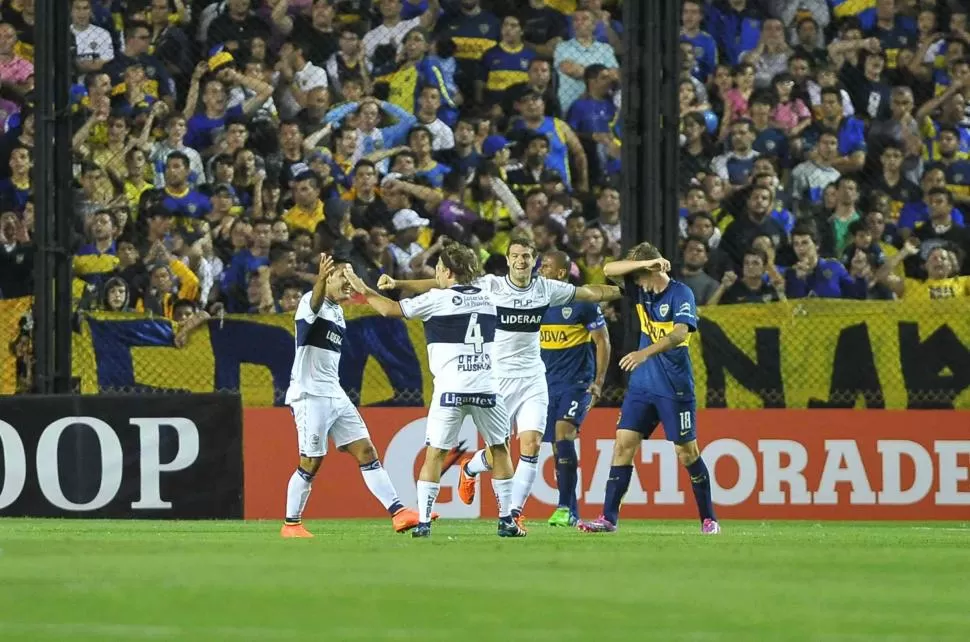 FESTEJO “TRIPERO”. Oreja se va a abrazar con Vegetti y Rojas, tras el primer gol. télam