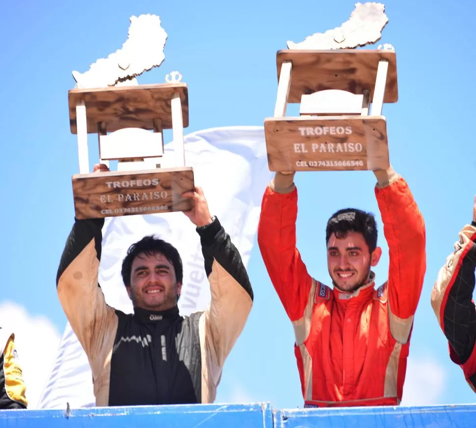 EL DÚO FANTÁSTICO. Diego Ruiz Elías y Samir Assaf levantan orgullosos sus trofeos en el podio. Hicieron una gran carrera. foto de raúl bellido 