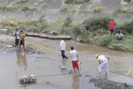 Vecinos reclaman que se busque al joven que cayó al canal Sur