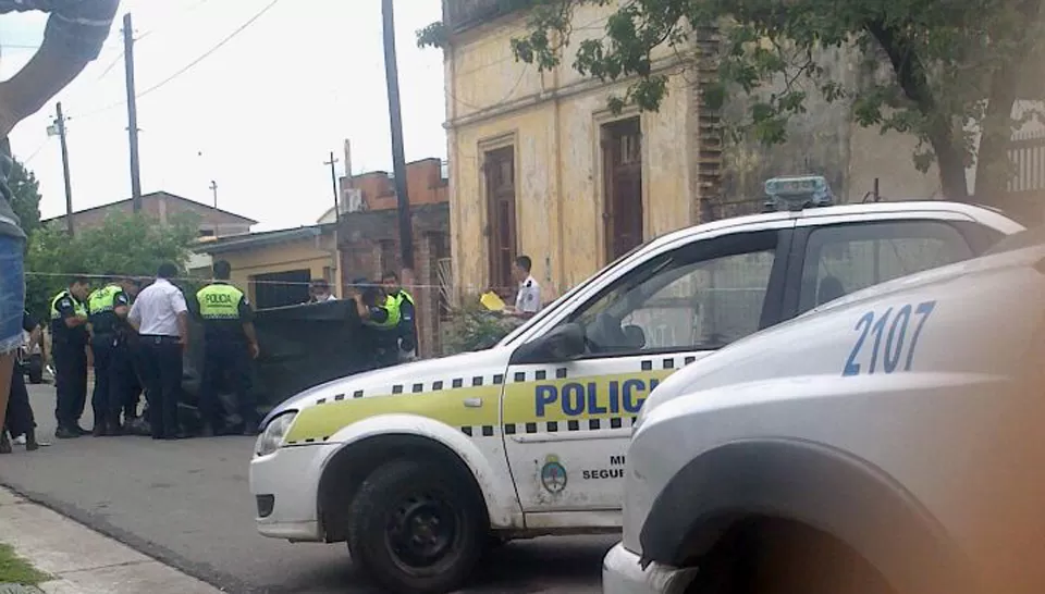 PERICIAS EN LA CALLE. Especialistas de Medicina Legal trabajaron en el lugar en el que quedó la víctima. FOTO ENVIADA AL WHATSAPP DE LA GACETA 