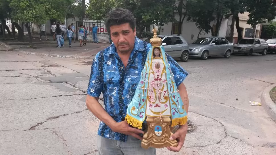 UN DEVOTO POR PARTIDA DOBLE. Manuel Zelarayán llevó la imagen de la Virgen del Valle al Monumental. LA GACETA 