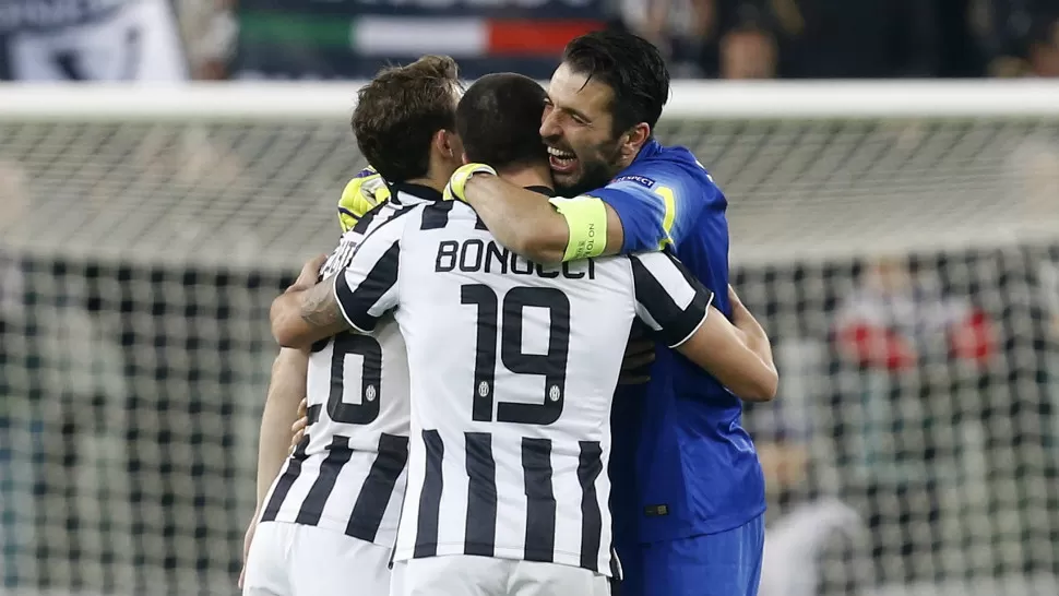 FESTEJO ITALIANO. Los jugadores de Juventus celebran el pasaporte conseguido a los octavos de final de la Liga de Campeones. REUTERS
