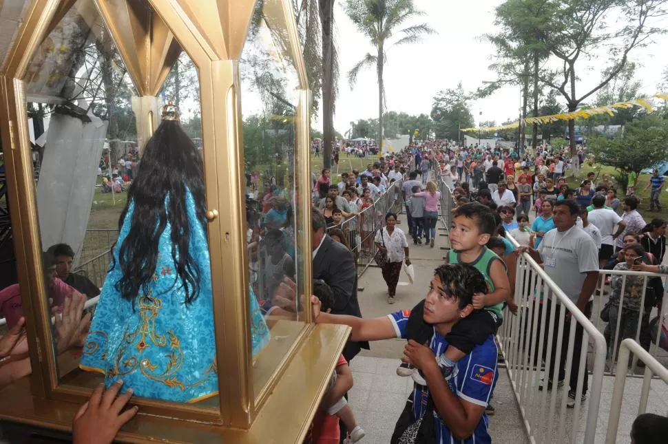 DEVOCIÓN. Varios kilómetros de cola realizaron los fieles para poder tomar gracias de la imagen de la Virgen del Valle del santuario de La Reducción. 