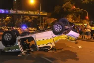 Una camioneta policial volcó tras chocar con un auto